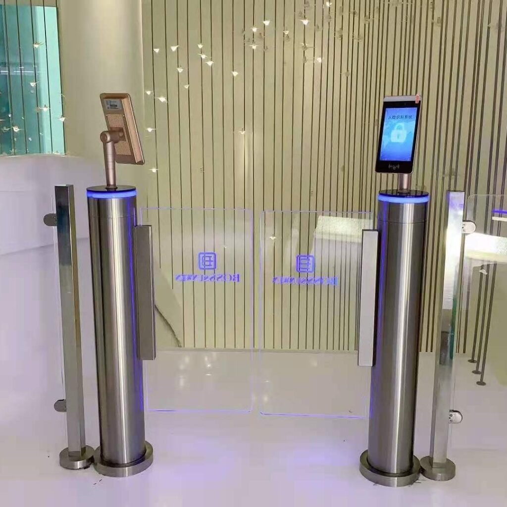 圓柱通關機外觀尺寸小適合用在有空間限制的健身房門前或會館電梯出口。 不鏽鋼SUS304 拉絲表面，外觀具有科技感，簡約，高級質感，適用於高級會館。 可規劃單門開或雙門開，可以讓輪椅可以通過。 具RS-485電腦連線方式，系統整合公司首選。